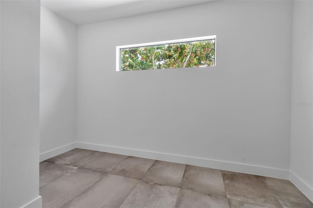 Empty room, Interior