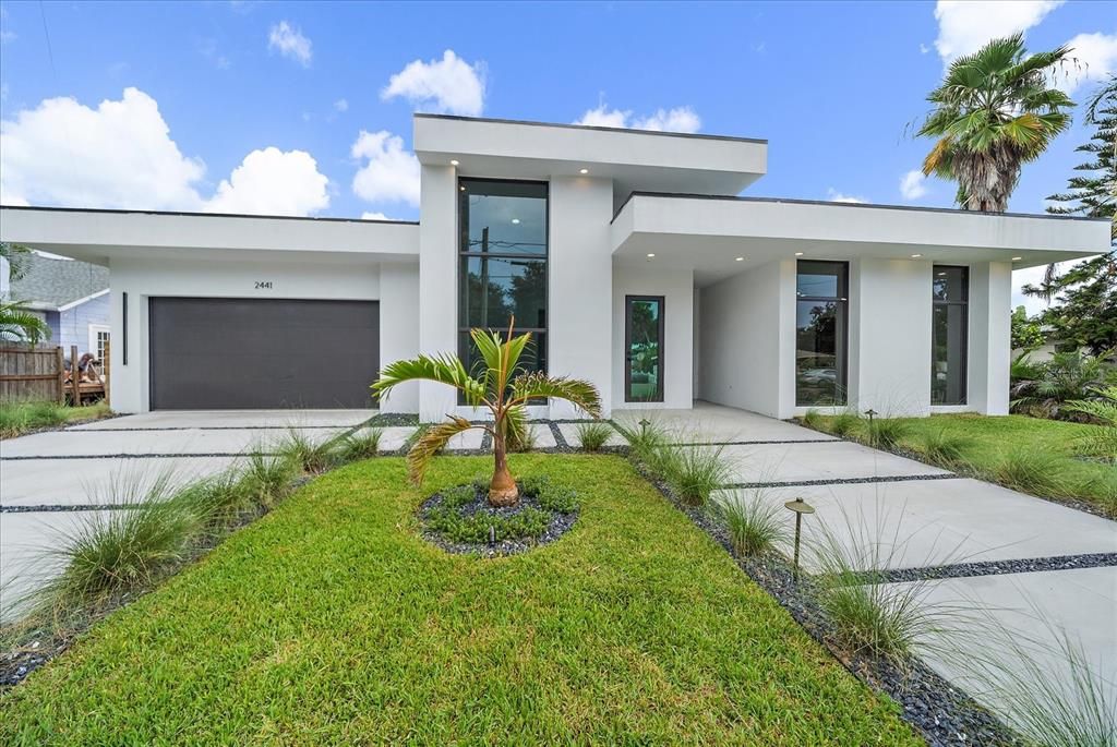 Attached, Backyard, Exterior, Facade, Modern