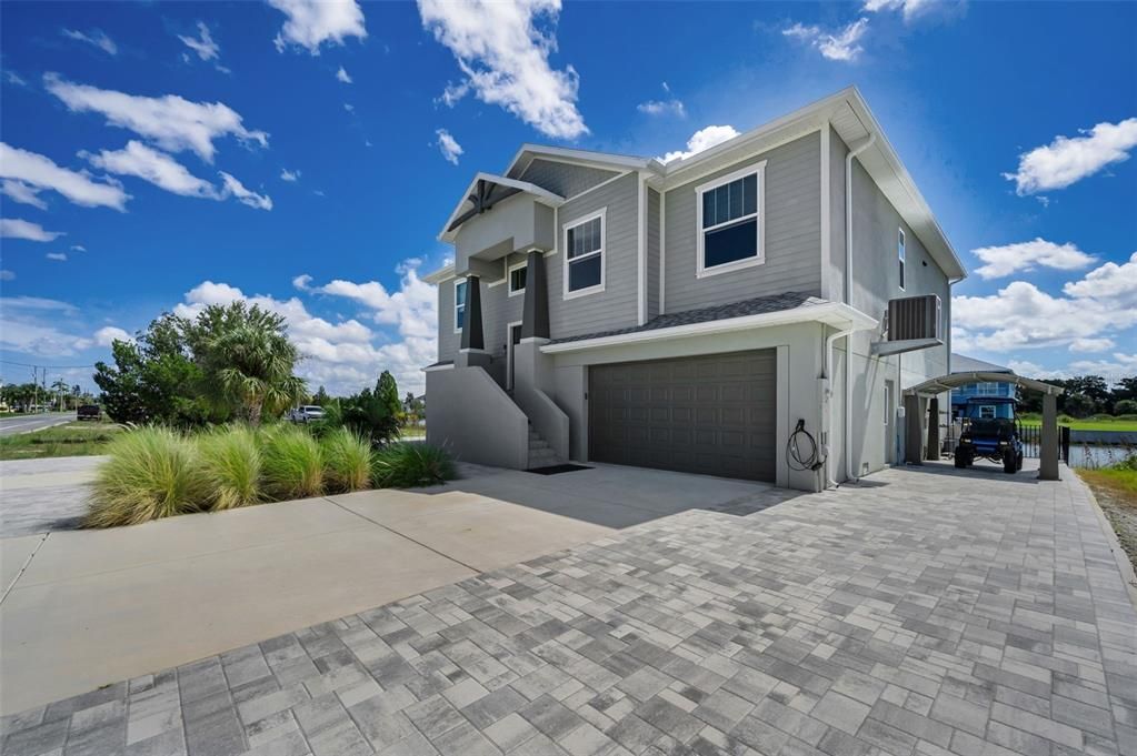 Attached, Exterior, Facade, American Craftsman