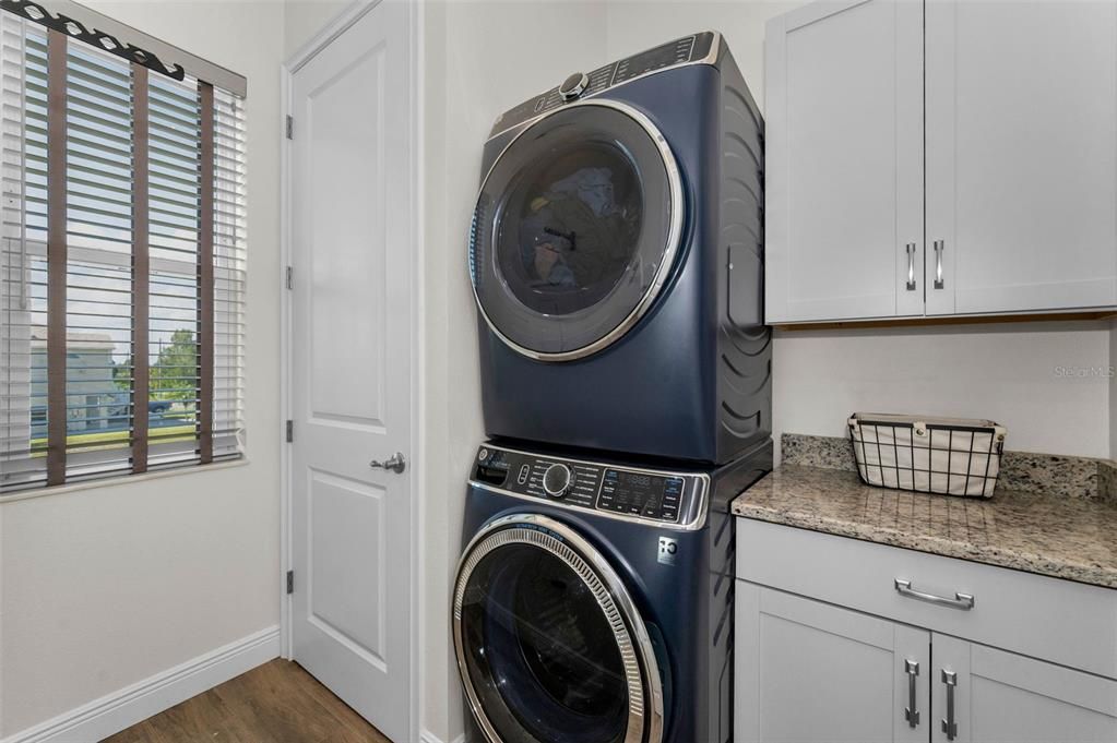 Interior, Washer, Wood Texture Flooring