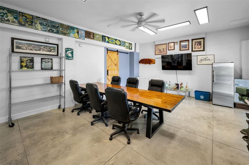 Home Office, Interior