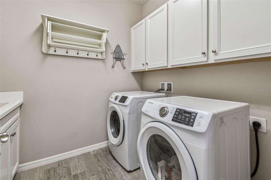 Interior, Washer, Wood Texture Flooring