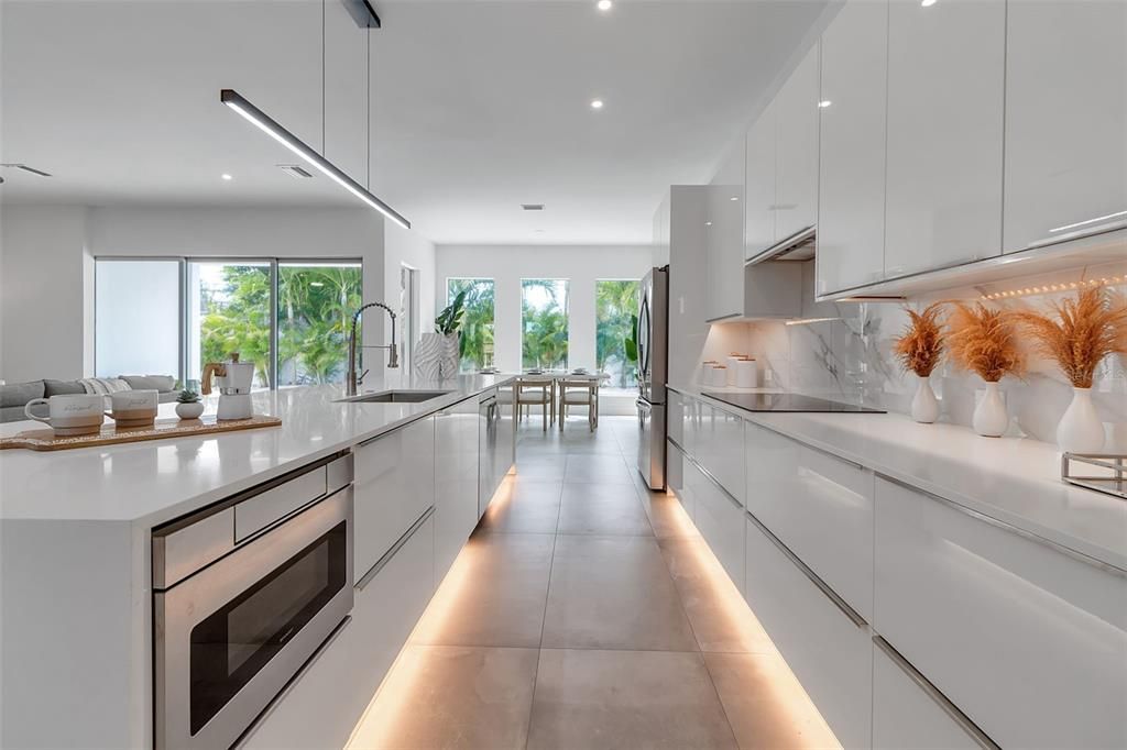 Dining room, Interior, Kitchen, Pendant Lights, Recessed Lighting, Stainless Steel Appliances