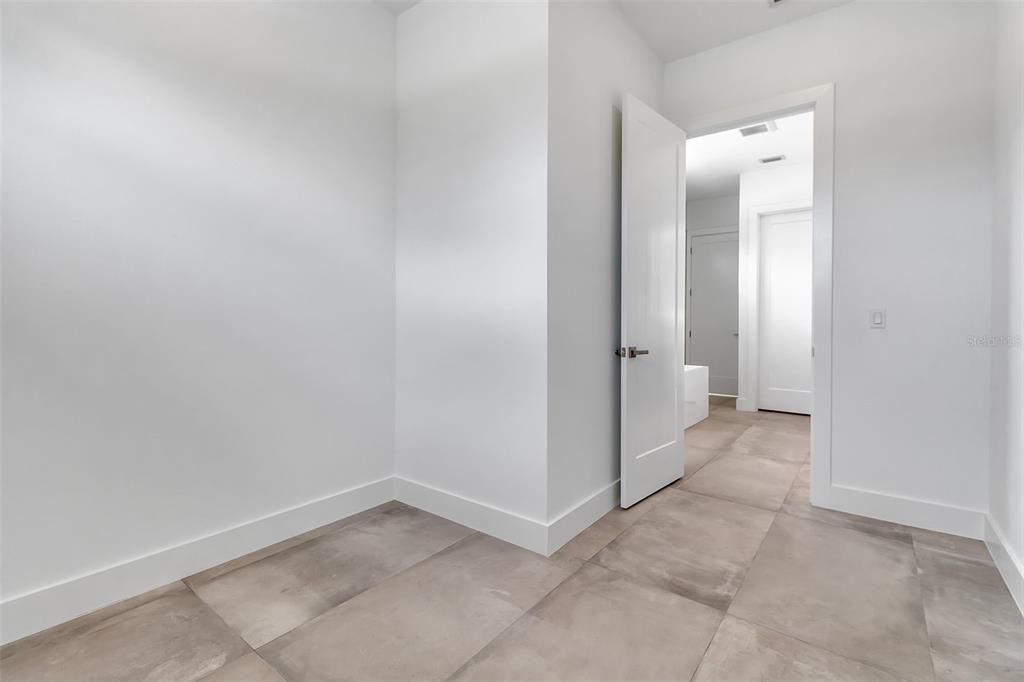 Empty room, Interior