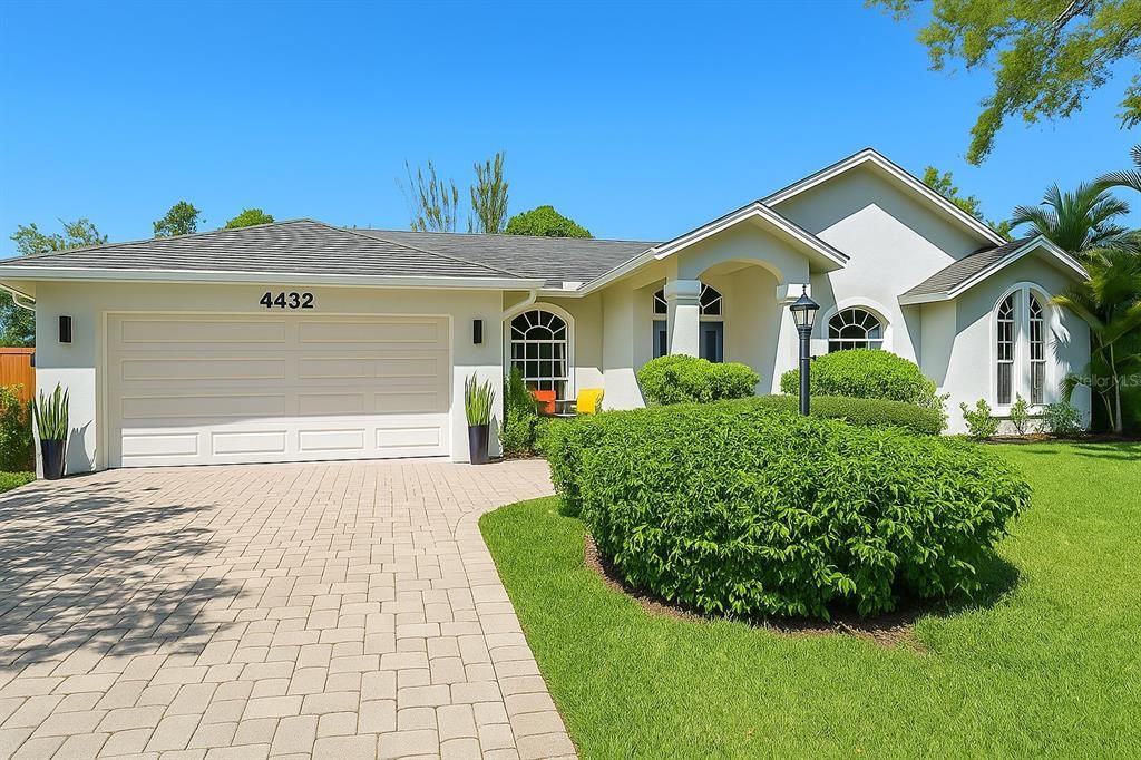 Attached, Exterior, Facade, Ranch