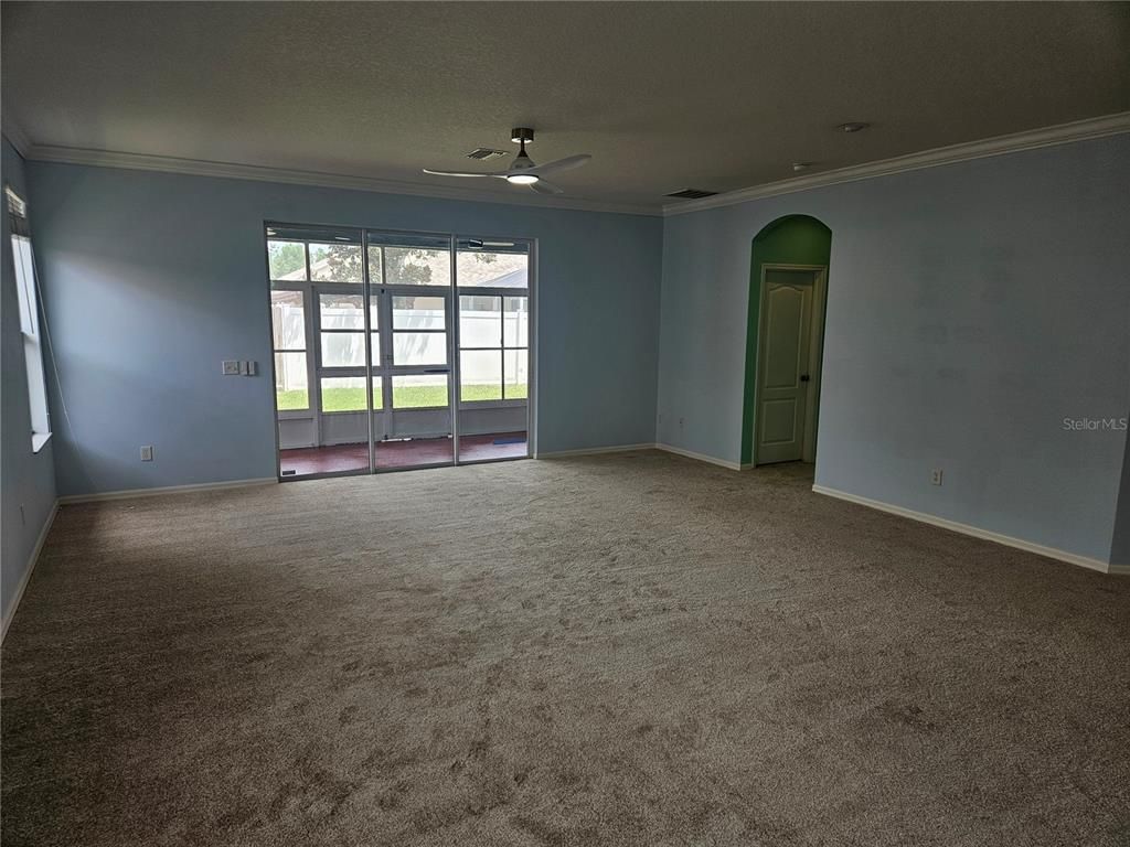Empty room, Interior