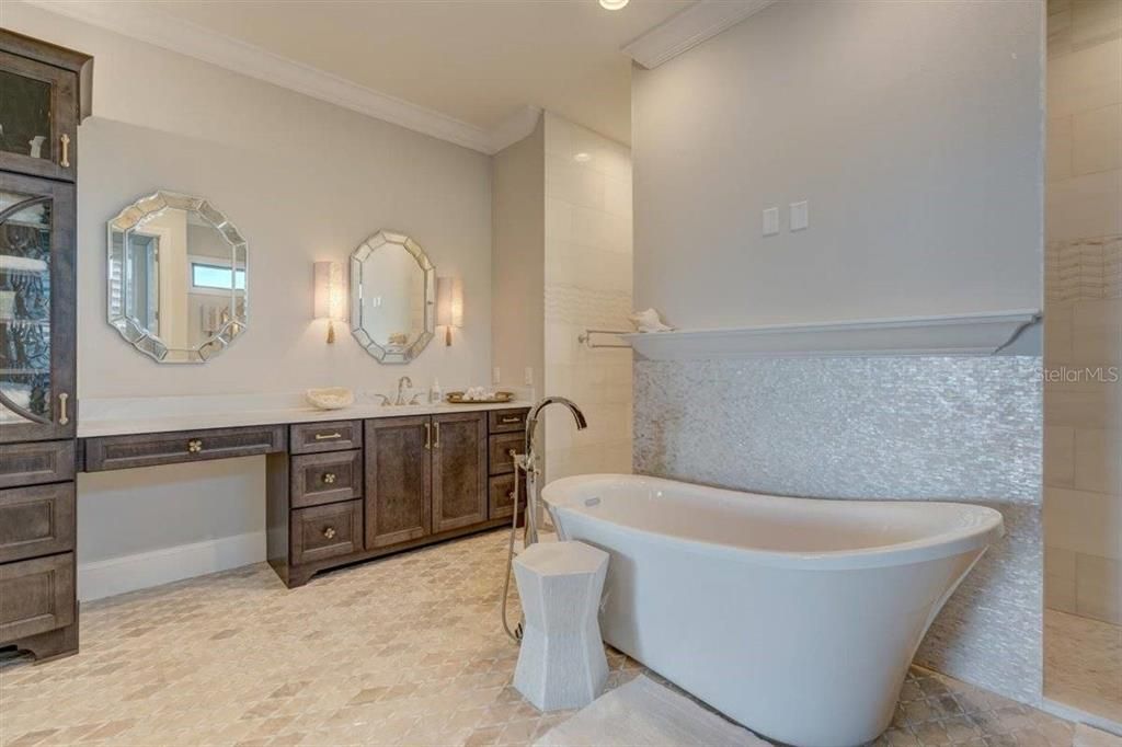 Bathroom, Dual Sink Vanities, Free Standing Baths, Interior, Recessed Lighting