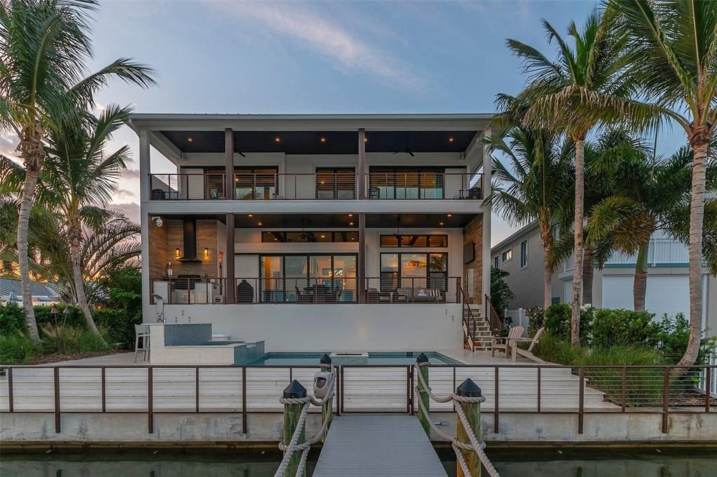Exterior, Facade, Pool, Modern