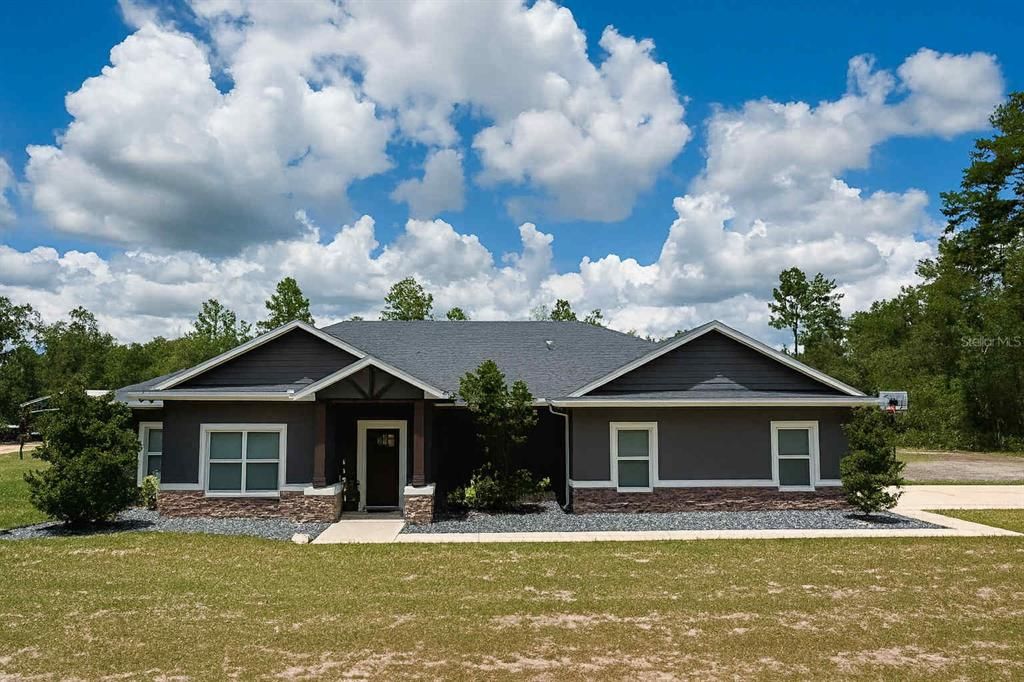 Exterior, Facade, Ranch