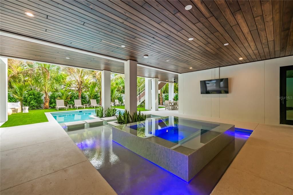 Exterior, Pool, Recessed Lighting