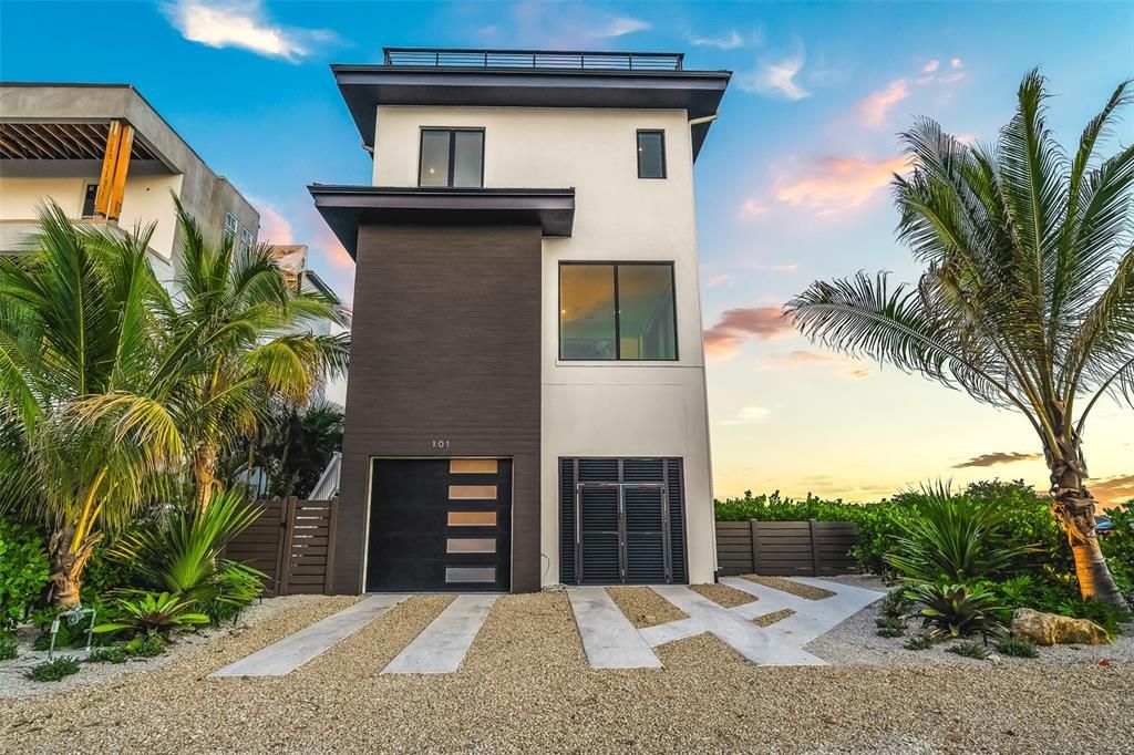 Attached, Backyard, Exterior, Facade, Modern