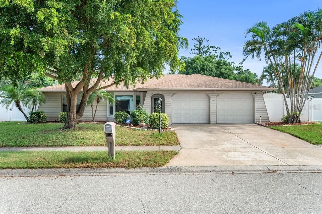 Attached, Exterior, Facade, Ranch