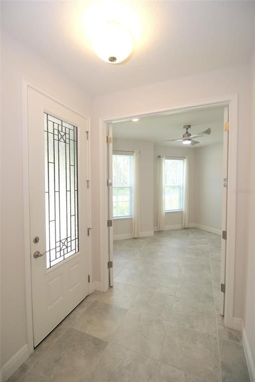Empty room, Interior