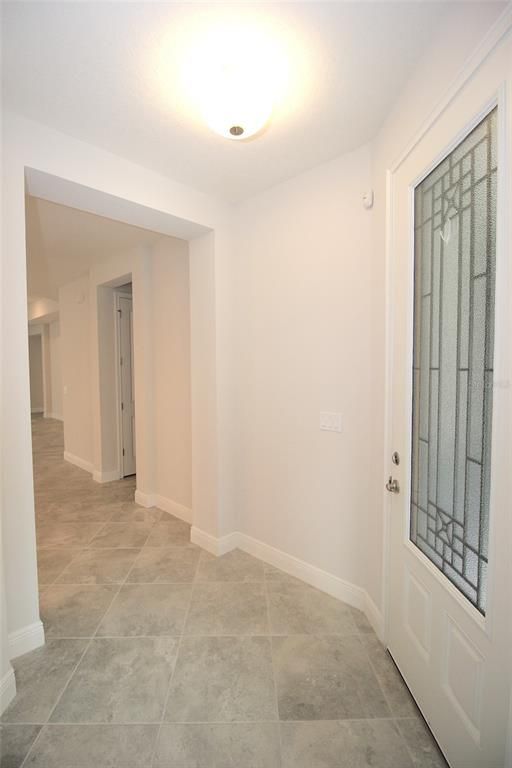 Empty room, Interior