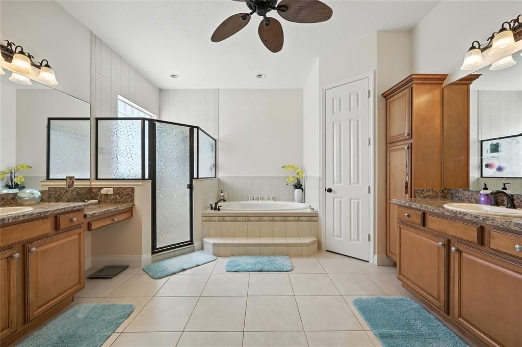 Bathroom, Dual Sink Vanities, Interior, Recessed Lighting
