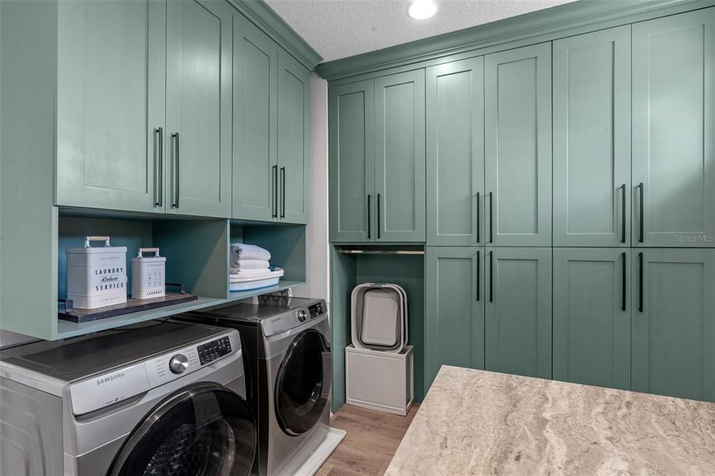 Interior, Recessed Lighting, Washer, Wood Texture Flooring
