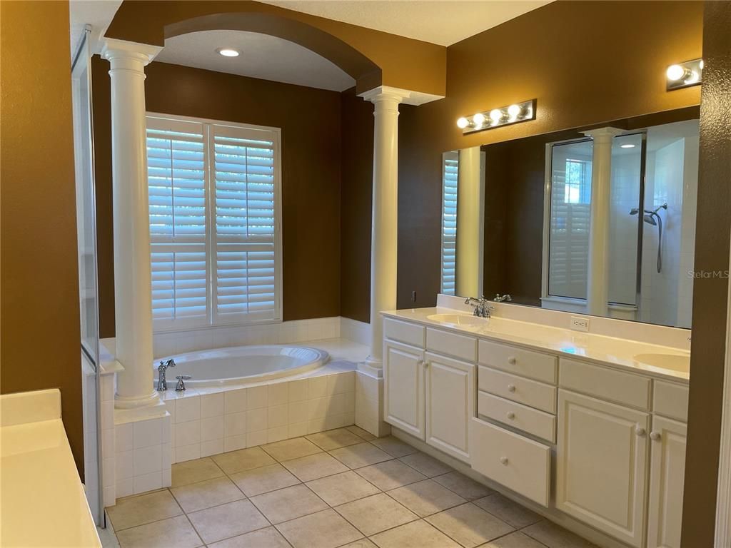 Bathroom, Dual Sink Vanities, Interior, Recessed Lighting