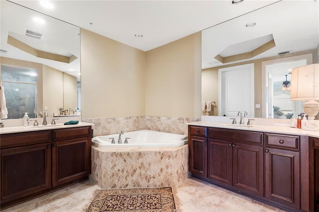 Bathroom, Dual Sink Vanities, Interior, Recessed Lighting