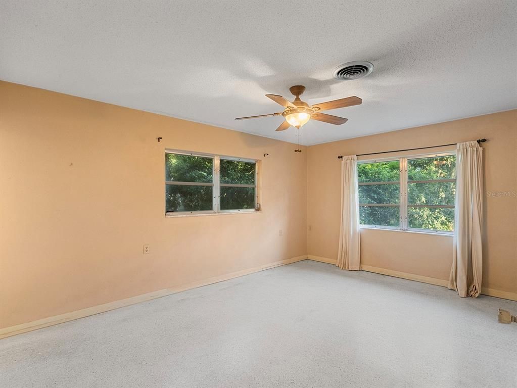 Empty room, Interior