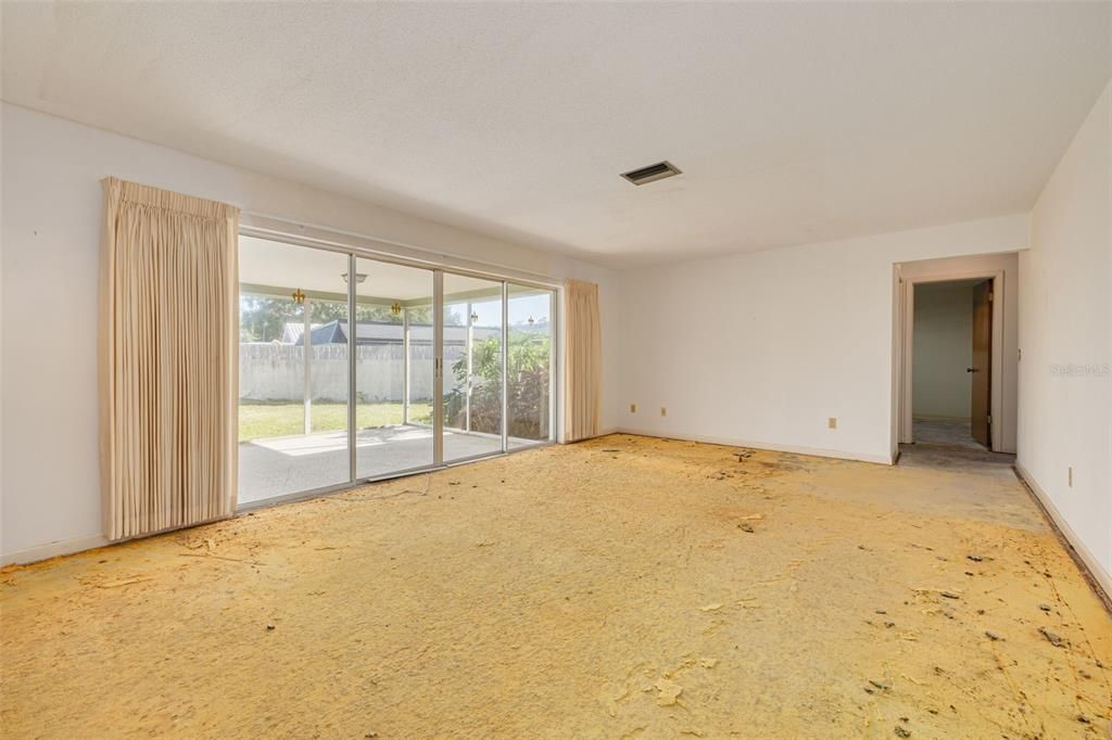 Empty room, Interior