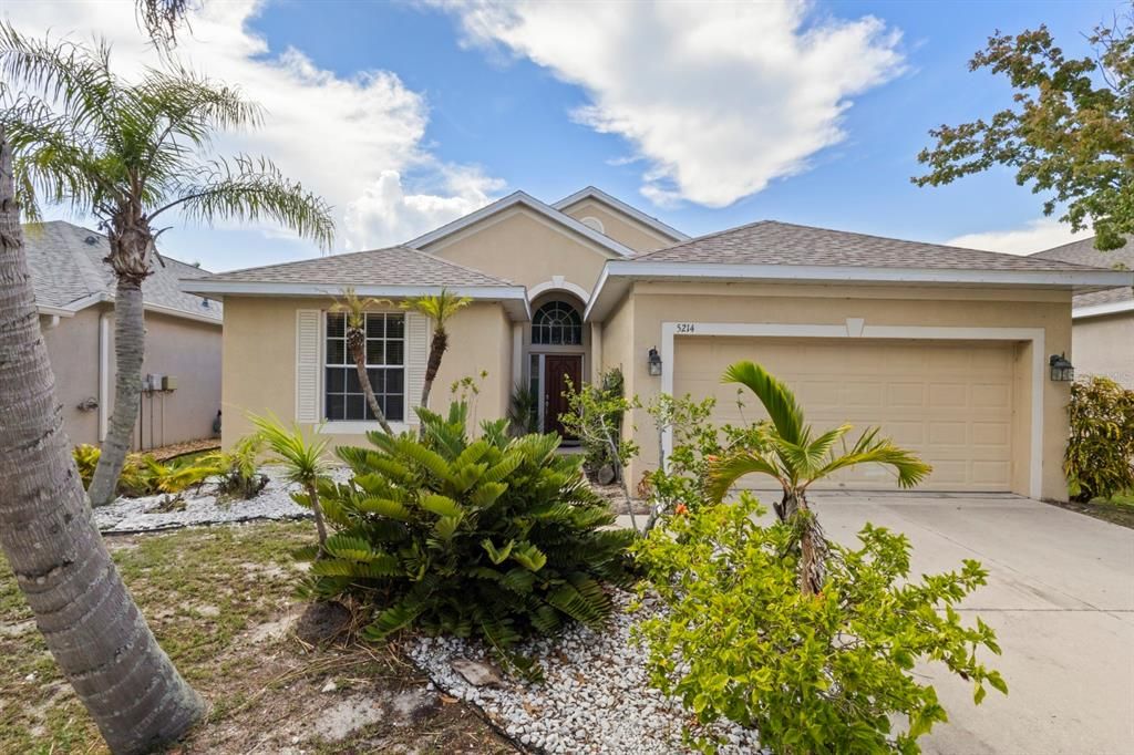 Attached, Exterior, Facade, Ranch