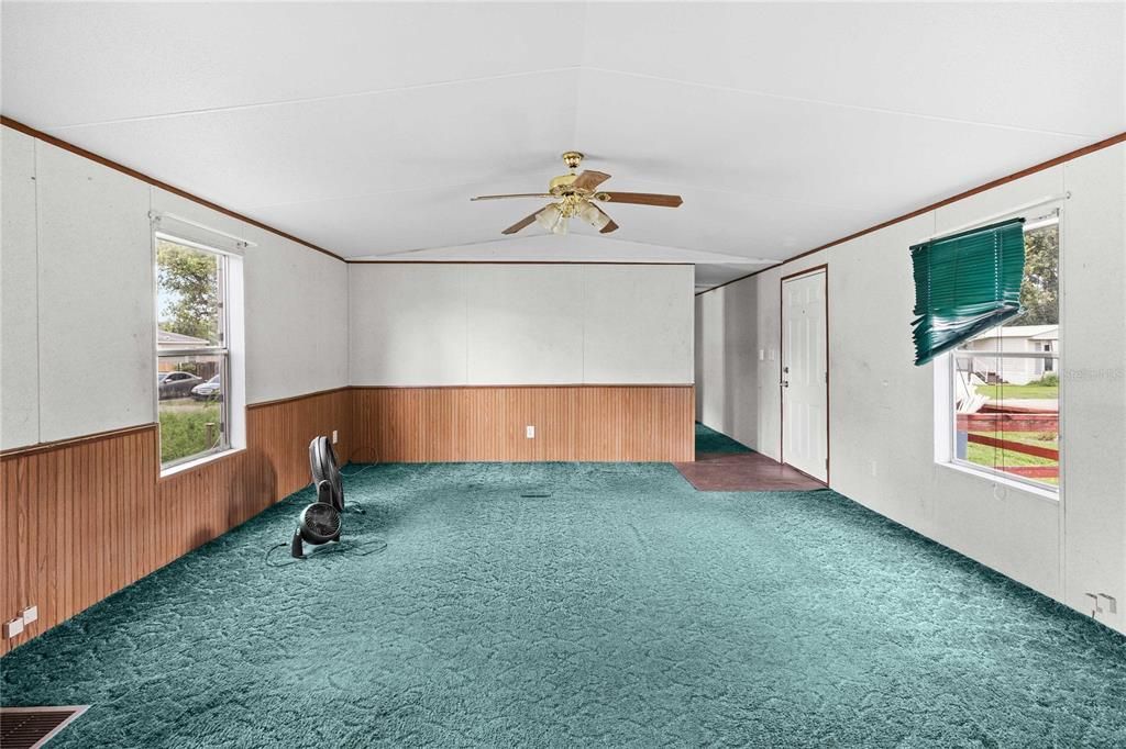 Empty room, Interior