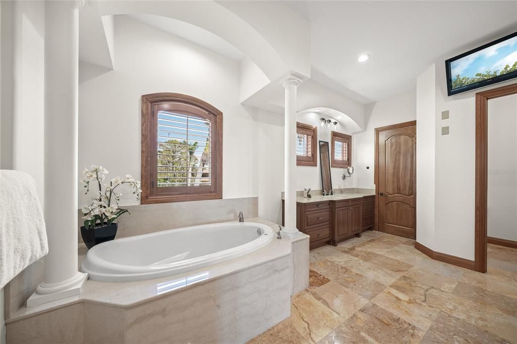 Bathroom, Interior, Recessed Lighting