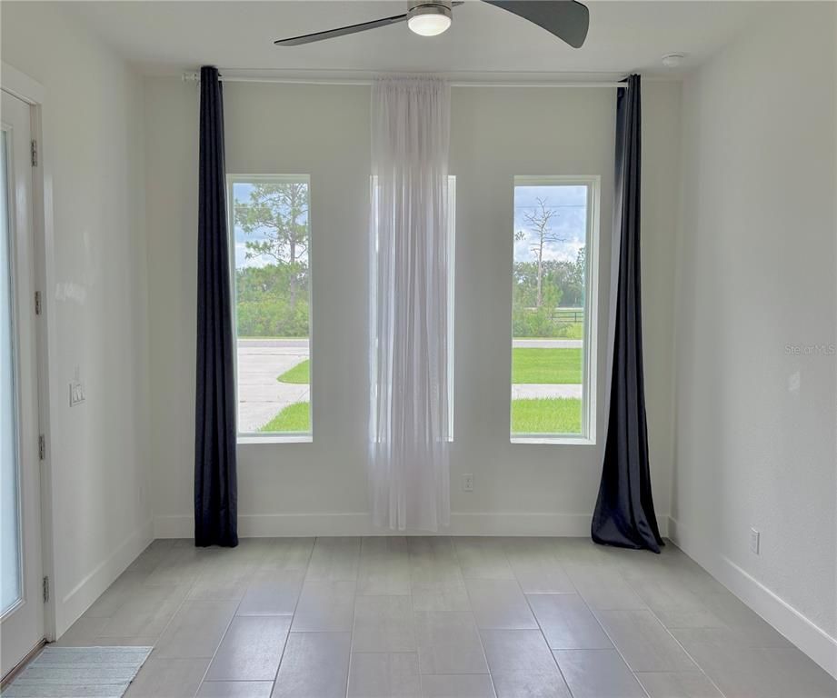 Empty room, Interior