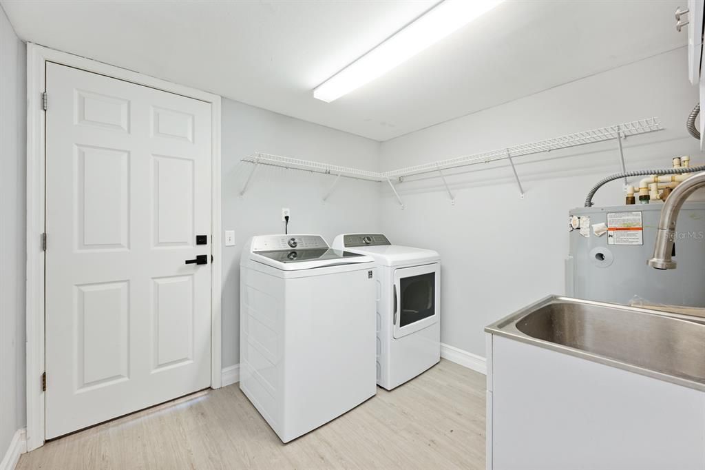 Interior, Washer, Wood Texture Flooring