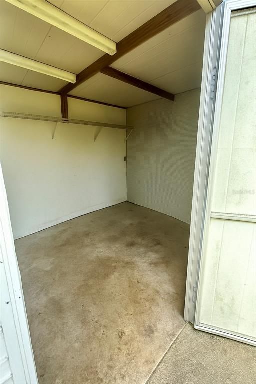 Empty room, Interior