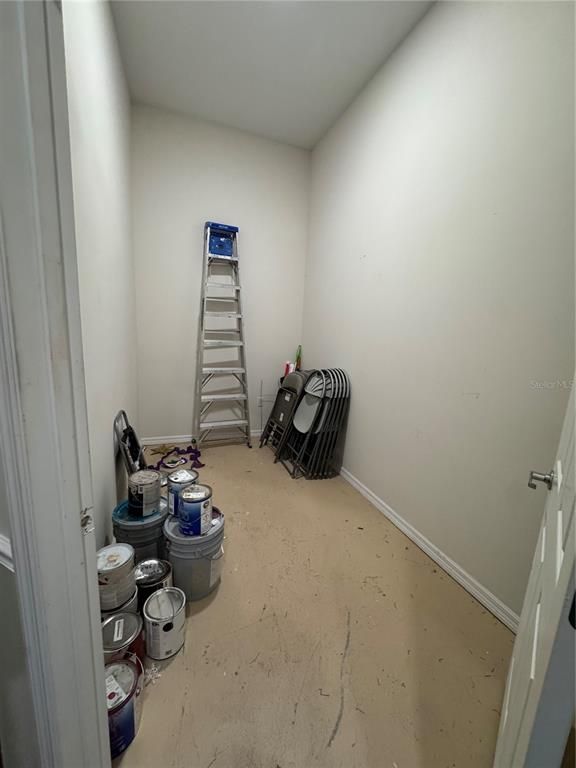 Empty room, Interior