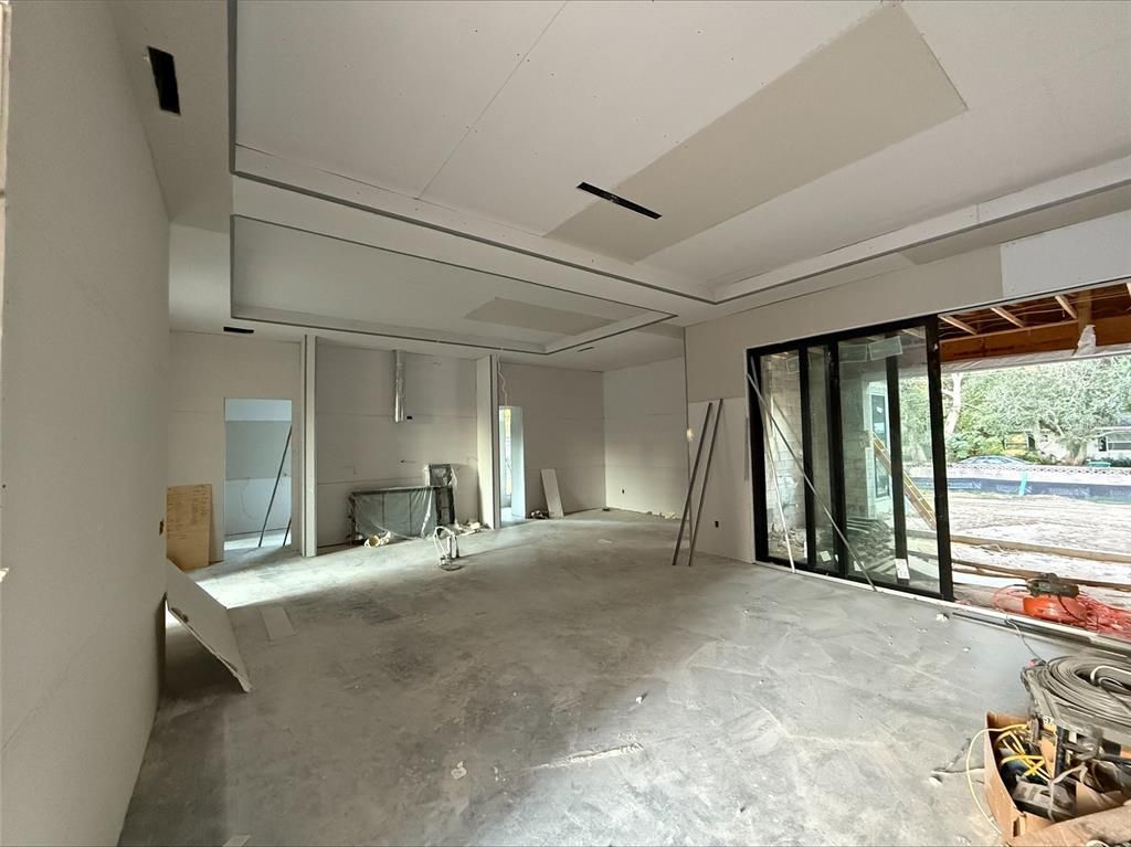 Empty room, Interior