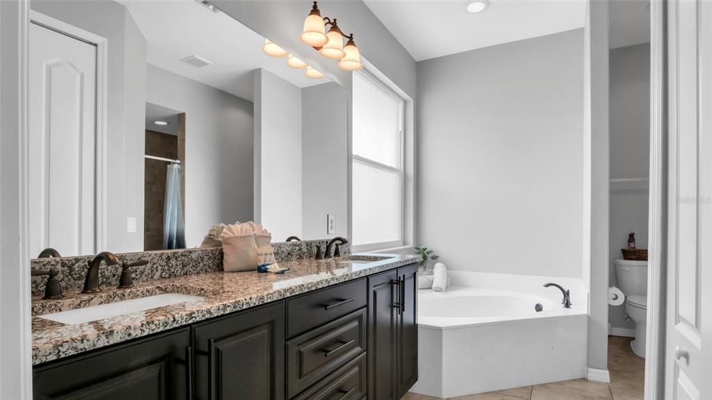 Bathroom, Dual Sink Vanities, Interior, Recessed Lighting