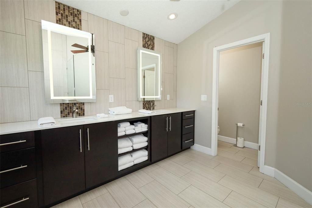 Bathroom, Dual Sink Vanities, Interior, Recessed Lighting
