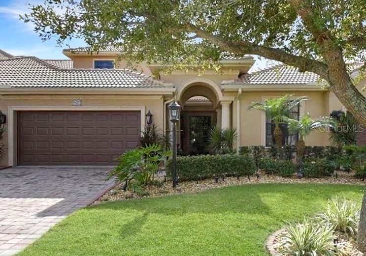 Attached, Exterior, Facade, Mediterranean