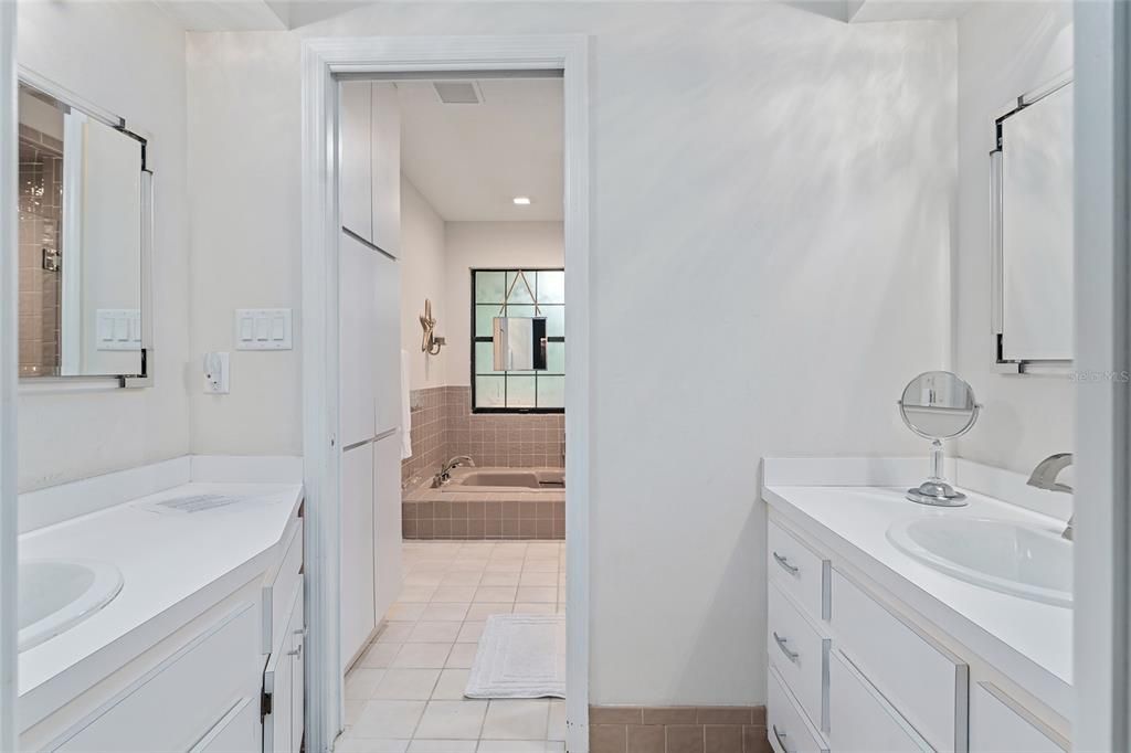 Bathroom, Dual Sink Vanities, Interior, Recessed Lighting