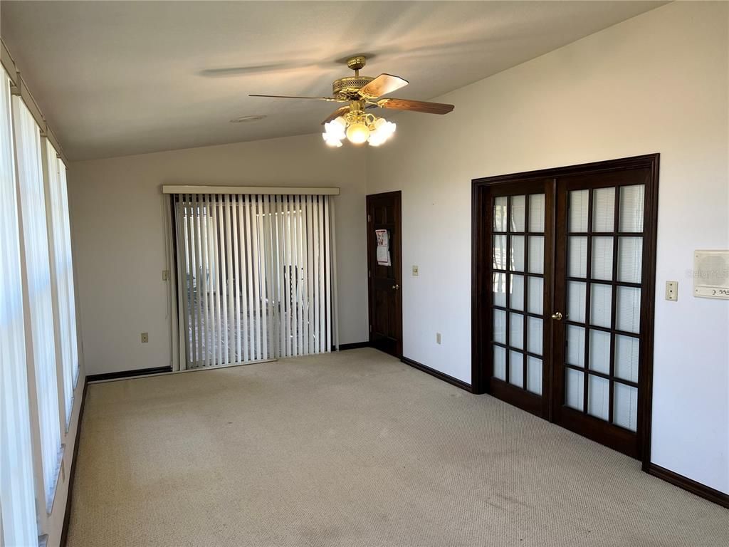 Empty room, Interior