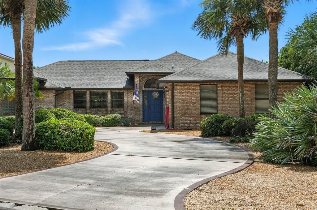 Exterior, Facade, Brick Facade, Ranch