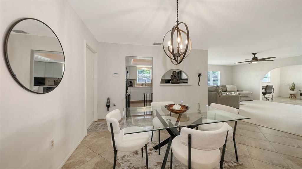 Chandelier, Dining room, Interior, Living room, Pendant Lights