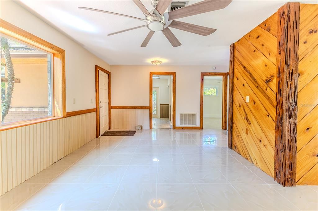 Empty room, Interior