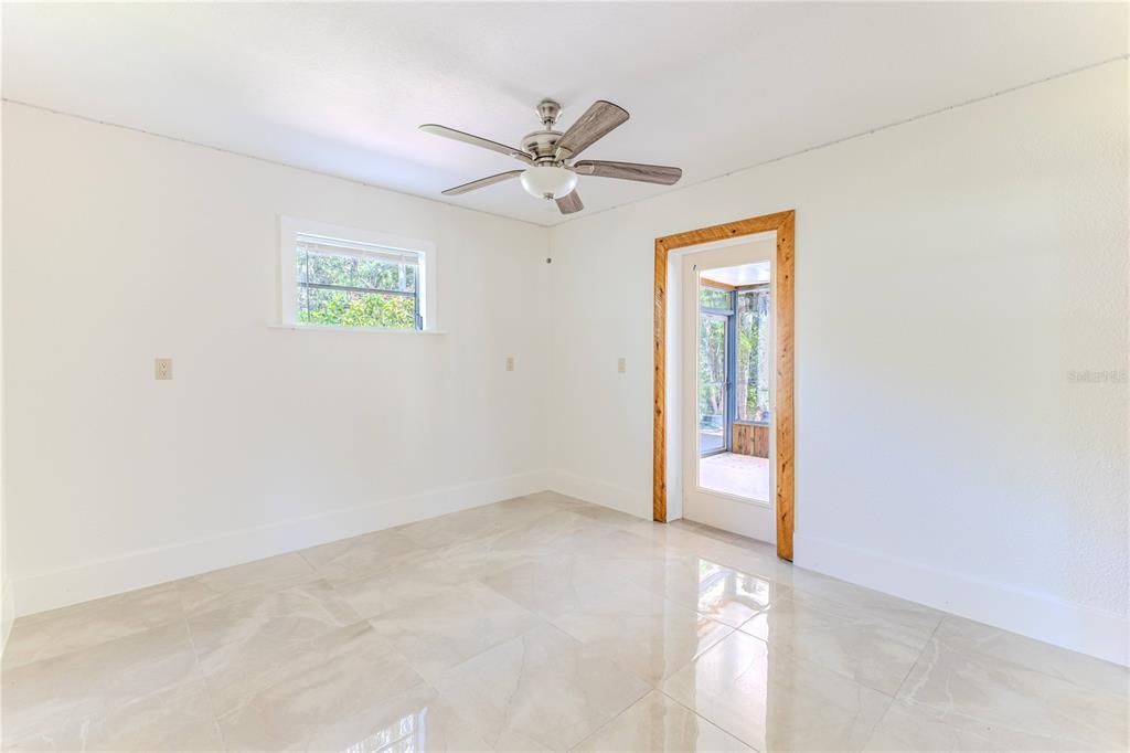 Empty room, Interior