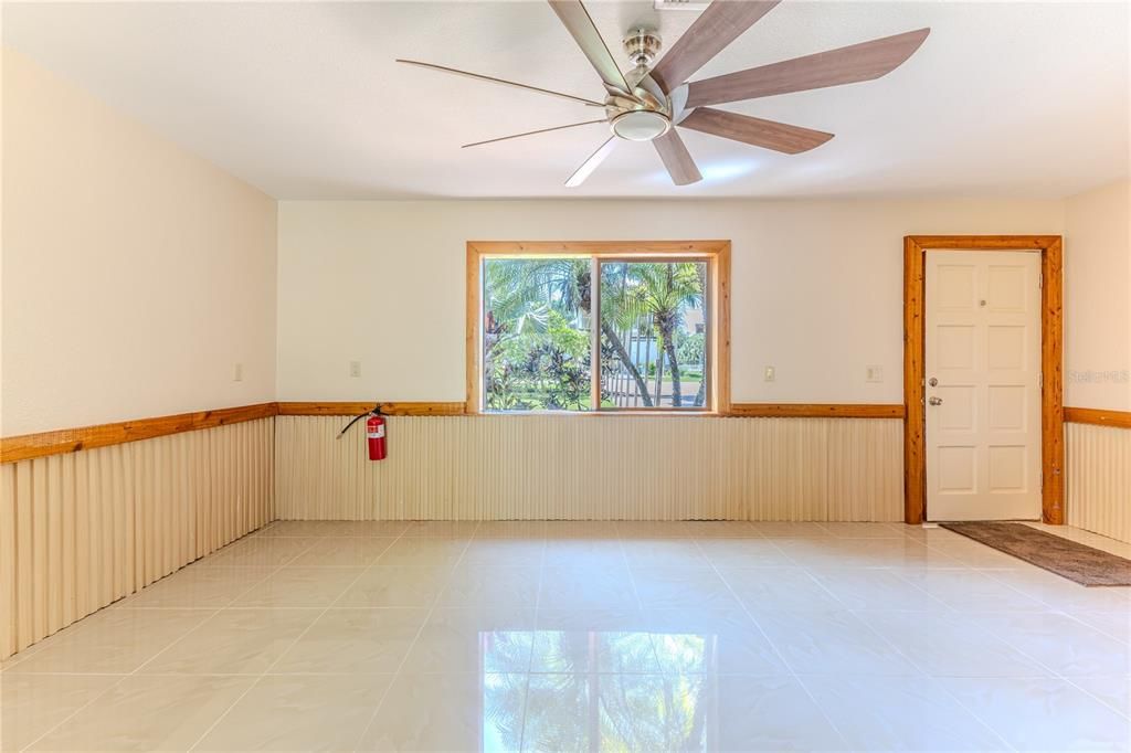Empty room, Interior