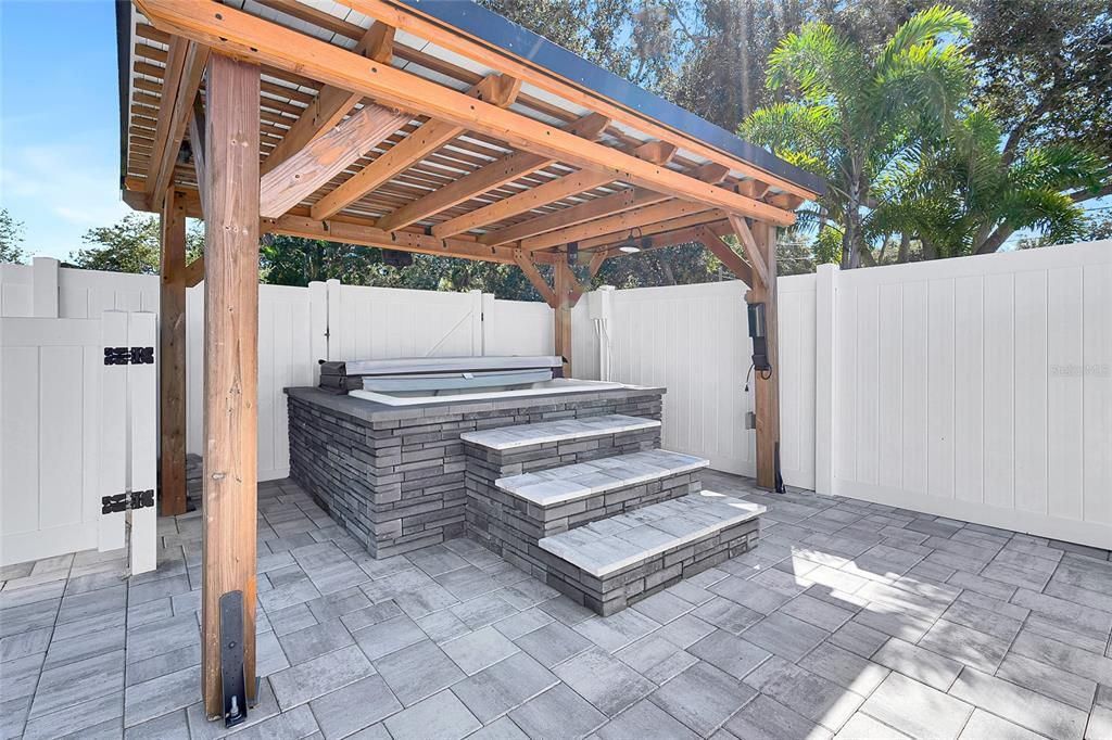 Exterior, Hot Tub, Outdoor Kitchen