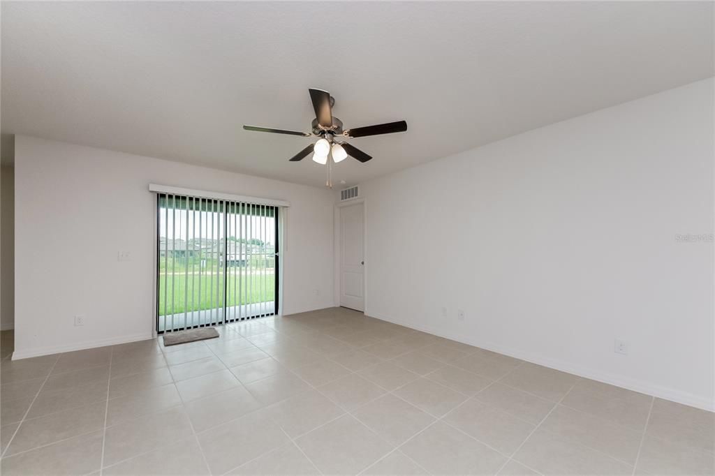 Empty room, Interior