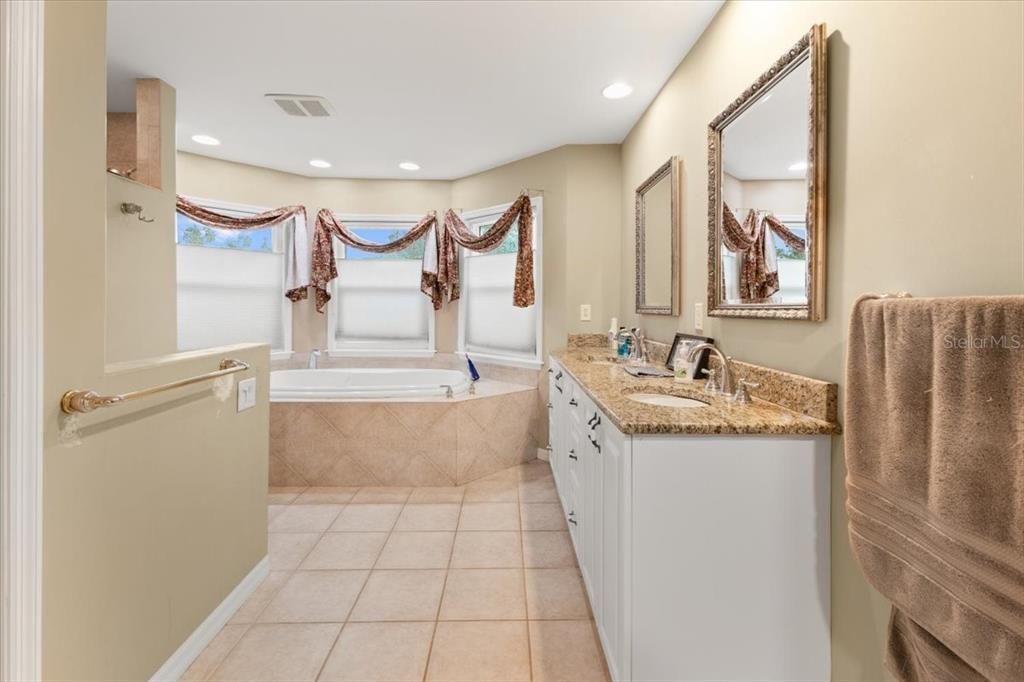 Bathroom, Dual Sink Vanities, Interior, Recessed Lighting