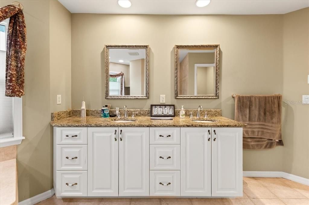 Bathroom, Dual Sink Vanities, Interior, Recessed Lighting