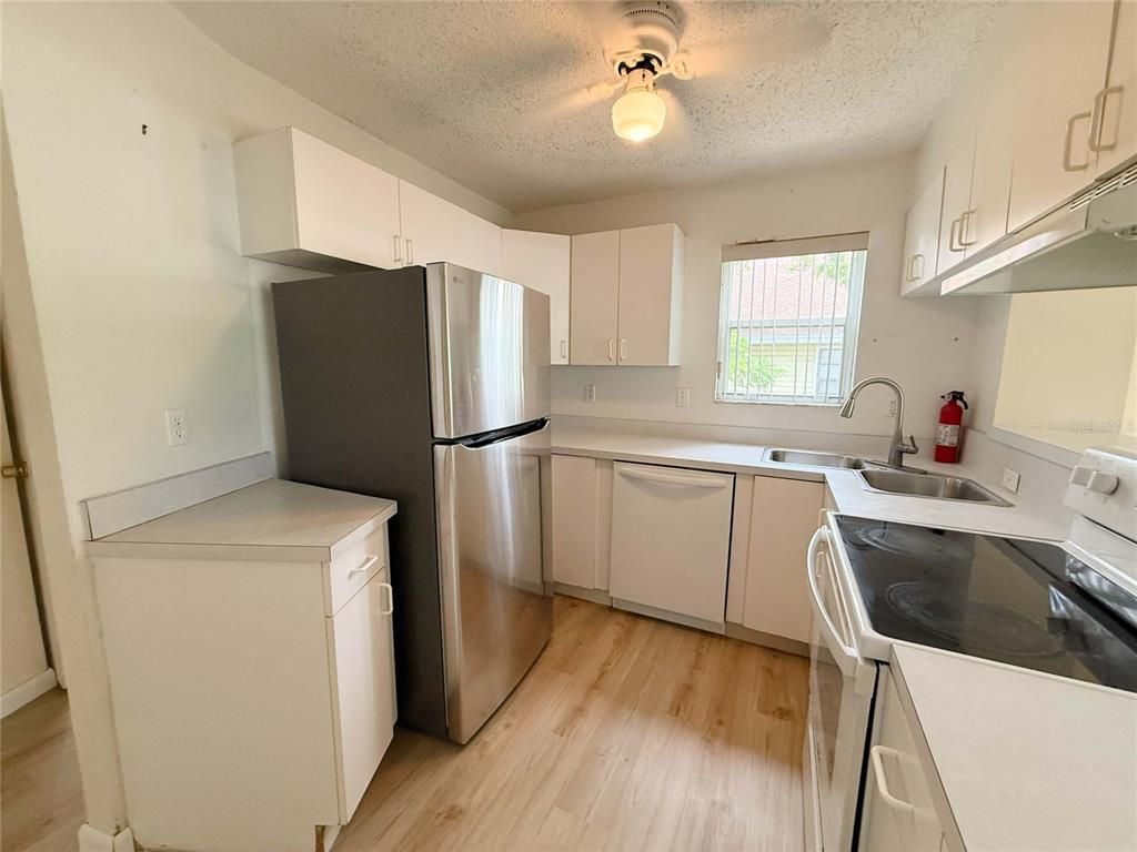 Interior, Kitchen, Washer, Wood Texture Flooring
