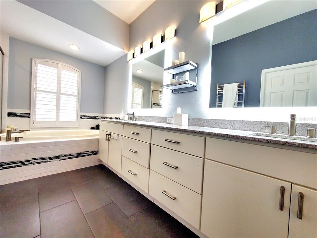 Bathroom, Dual Sink Vanities, Interior, Recessed Lighting