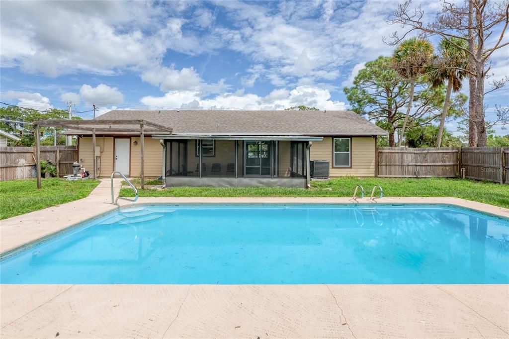 Exterior, Pool