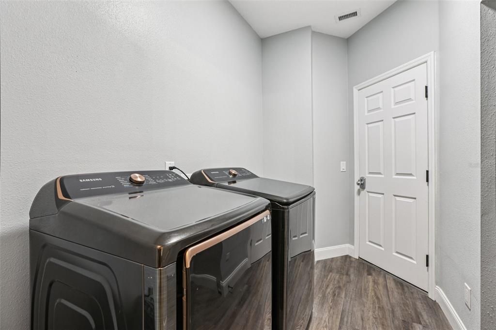 Interior, Washer, Wood Texture Flooring